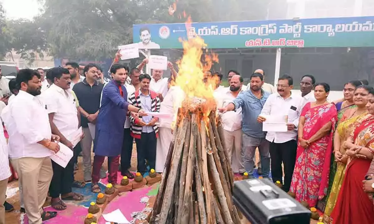 पार्टियां भोगी की आग का इस्तेमाल राजनीतिक विरोधियों को निशाना बनाने के लिए करती हैं