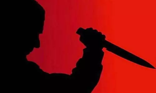 चाकू से कई प्रहार...शौचालय के पास खून से लथपथ मिला चौकीदार, पुलिस जांच में जुटी चाकू से कई प्रहार...शौचालय के पास खून से लथपथ मिला चौकीदार, पुलिस जांच में जुटी