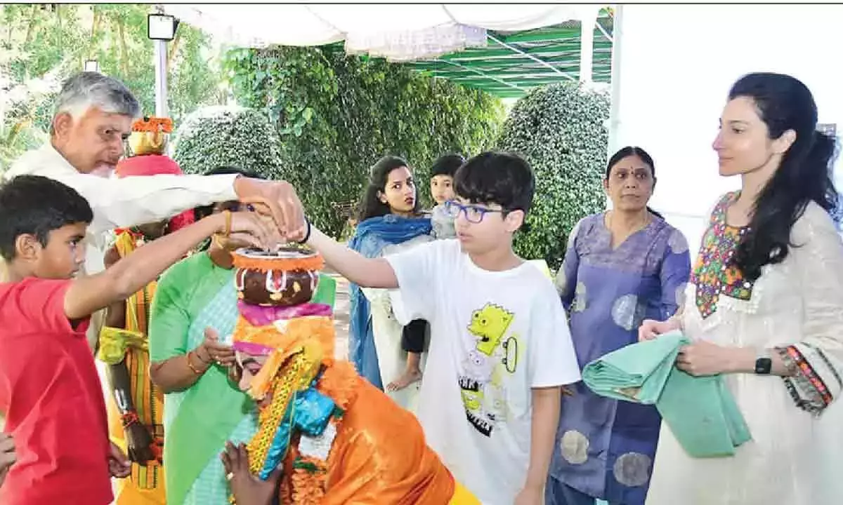 Andhra: चंद्रबाबू नरवारी पल्ले में भोगी उत्सव का नेतृत्व करते हैं