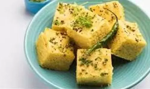 Poha Dhokla Recipe: सुबह की जल्दबाजी में फटाफट बना लें गुजरात स्पेशल पोहा ढोकला