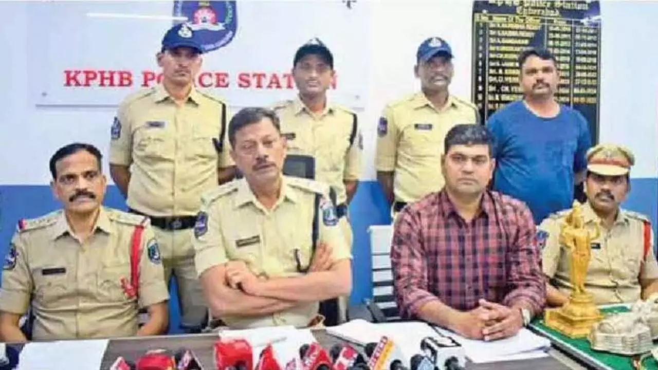 Telangana: साइबराबाद पुलिस ने मंदिर में चोरी करने वाले अंतरराज्यीय गिरोह का भंडाफोड़ किया Telangana: साइबराबाद पुलिस ने मंदिर में चोरी करने वाले अंतरराज्यीय गिरोह का भंडाफोड़ किया