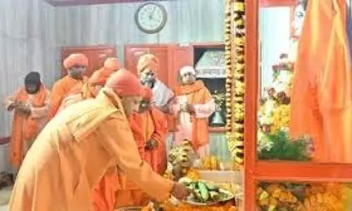 Gorakhpur: मकर संक्रांति पर सीएम योगी ने गोरखनाथ मंदिर में चढ़ाई खिचड़ी