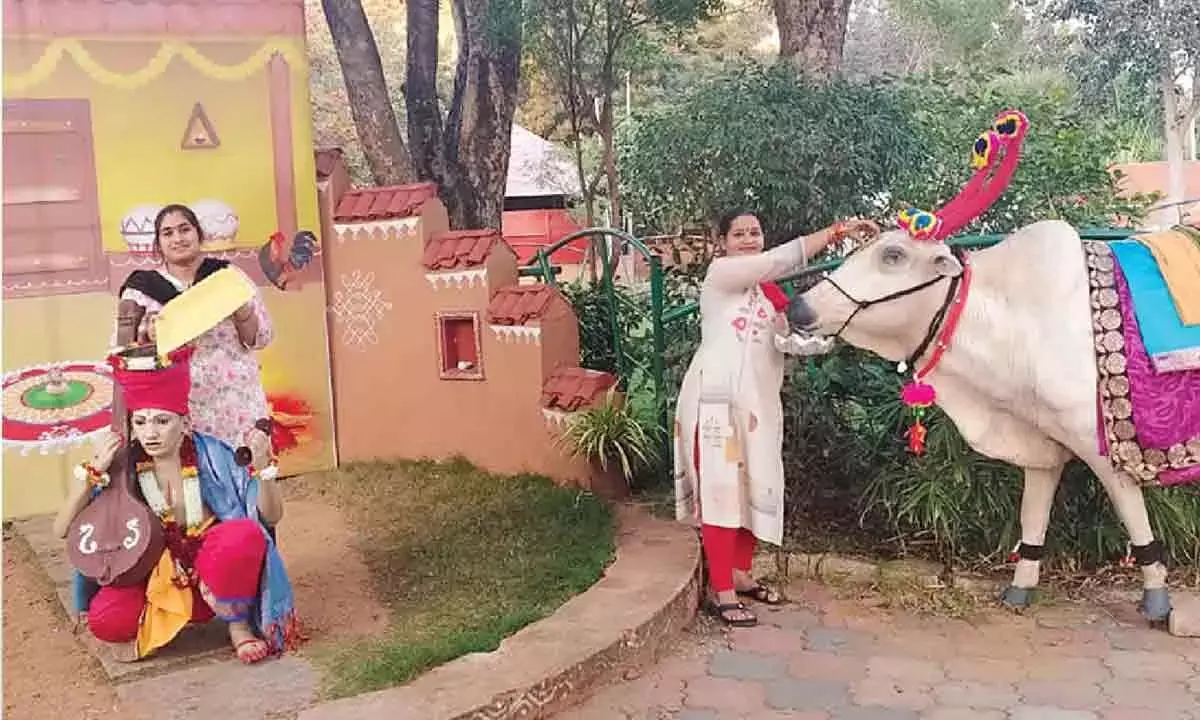 Andhra: ग्रामीण उत्सव का आकर्षण शिल्परमम में भीड़ को खींचता Andhra: ग्रामीण उत्सव का आकर्षण शिल्परमम में भीड़ को खींचता