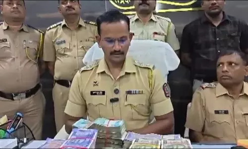OMG! झोले में 50 लाख...मोपेड को देखकर दंग रह गई पुलिस की टीम
