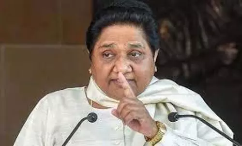 Lucknow: मायावती की प्रेस कॉन्फ्रेंस के दौरान शॉर्ट सर्किट से अफरा-तफरी Lucknow: मायावती की प्रेस कॉन्फ्रेंस के दौरान शॉर्ट सर्किट से अफरा-तफरी