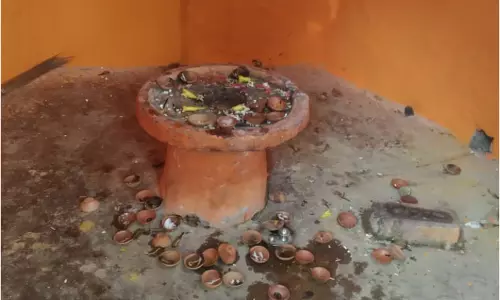 Lucknow: शिवलिंग तोड़ने की घटना से भड़का हिंदू समाज Lucknow: शिवलिंग तोड़ने की घटना से भड़का हिंदू समाज