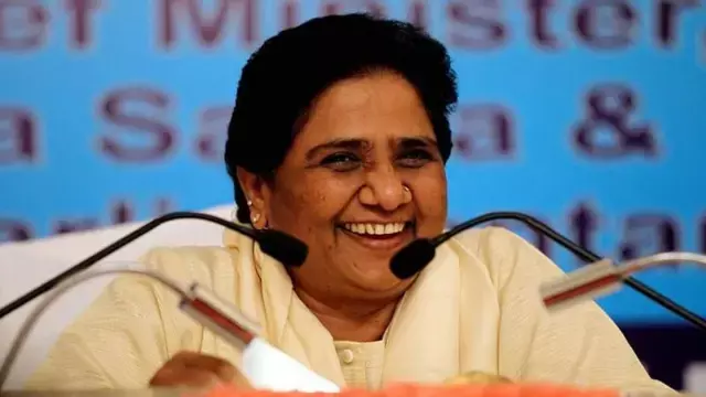 Lucknow: मायावती के जन्मदिन पर सोशल मीडिया पर हिट हुई बधाईयाँ Lucknow: मायावती के जन्मदिन पर सोशल मीडिया पर हिट हुई बधाईयाँ