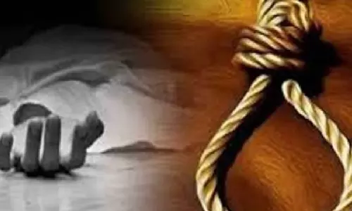 Jhansi: प्रेम विवाह के बाद युवक की फांसी से परिवार सदमें में Jhansi: प्रेम विवाह के बाद युवक की फांसी से परिवार सदमें में
