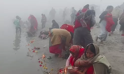 Lucknow: मकर संक्रांति पर श्रद्धालुओं ने किया स्नान और पूजा