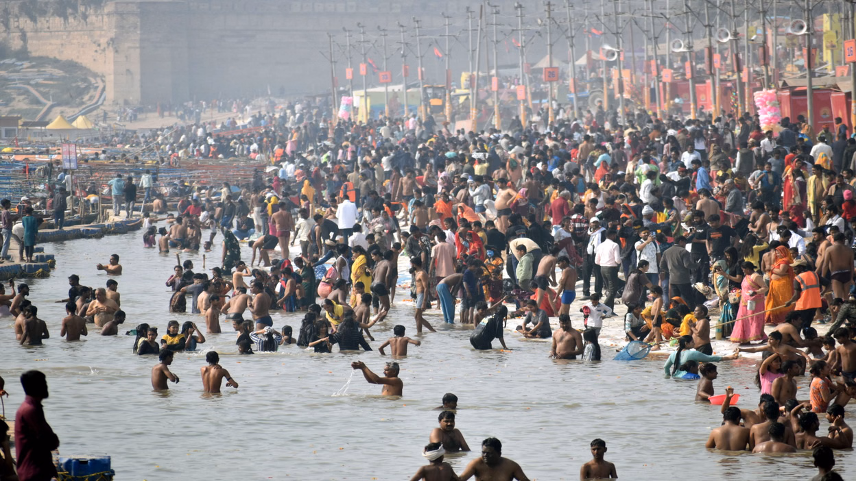 Prayagraj: संगम में श्रद्धालुओं की भीड़, जल में डुबकी का आनंद Prayagraj: संगम में श्रद्धालुओं की भीड़, जल में डुबकी का आनंद