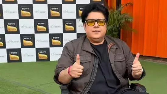 Sajid Khan दोनों पैरों में प्लास्टर के साथ व्हीलचेयर पर दिखे Sajid Khan दोनों पैरों में प्लास्टर के साथ व्हीलचेयर पर दिखे
