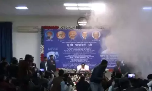 BSP प्रमुख मायावती की प्रेस कांफ्रेंस में शॉर्ट सर्किट से हड़कंप, धुआं फैला, VIDEO BSP प्रमुख मायावती की प्रेस कांफ्रेंस में शॉर्ट सर्किट से हड़कंप, धुआं फैला, VIDEO