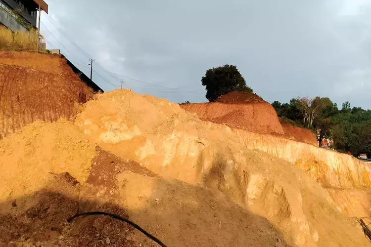 Kannur के कुप्पम में गैर-कानूनी मिट्टी खुदाई के लिए कॉन्ट्रैक्टर पर 72.6 लाख रुपये का जुर्माना Kannur के कुप्पम में गैर-कानूनी मिट्टी खुदाई के लिए कॉन्ट्रैक्टर पर 72.6 लाख रुपये का जुर्माना