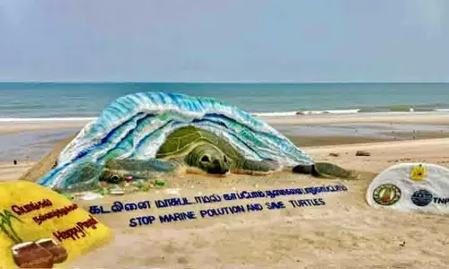 सैंड आर्टिस्ट सुदर्शन Patnaik ने प्लास्टिक के इस्तेमाल के खिलाफ मूर्ति बनाई सैंड आर्टिस्ट सुदर्शन Patnaik ने प्लास्टिक के इस्तेमाल के खिलाफ मूर्ति बनाई