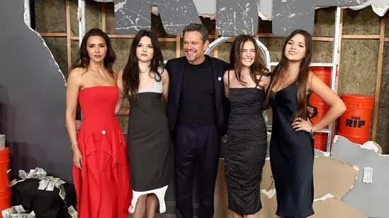 Matt Damon न्यूयॉर्क में द रिप के प्रीमियर में परिवार के साथ आए Matt Damon न्यूयॉर्क में द रिप के प्रीमियर में परिवार के साथ आए