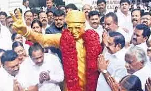 AIADMK ने MGR की जयंती पर बड़े कार्यक्रमों की योजना बनाई AIADMK ने MGR की जयंती पर बड़े कार्यक्रमों की योजना बनाई