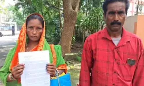 Chhatrapur राष्ट्रपति के दखल के बाद बहिष्कृत परिवार गांव में वापस आए Chhatrapur राष्ट्रपति के दखल के बाद बहिष्कृत परिवार गांव में वापस आए