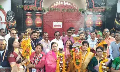 Kalahandi उत्सव: मुख्य मंच पर पवित्र मशाल स्थापित की गई