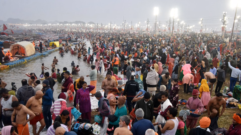 Prayagraj: महापर्व पर संगम में उमड़ी भक्तों की भीड़ Prayagraj: महापर्व पर संगम में उमड़ी भक्तों की भीड़