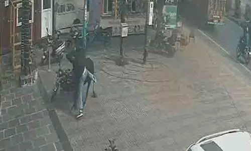 Meerut में एक आवारा सांड ने रेस्टोरेंट मालिक को हवा में उछाल दिया