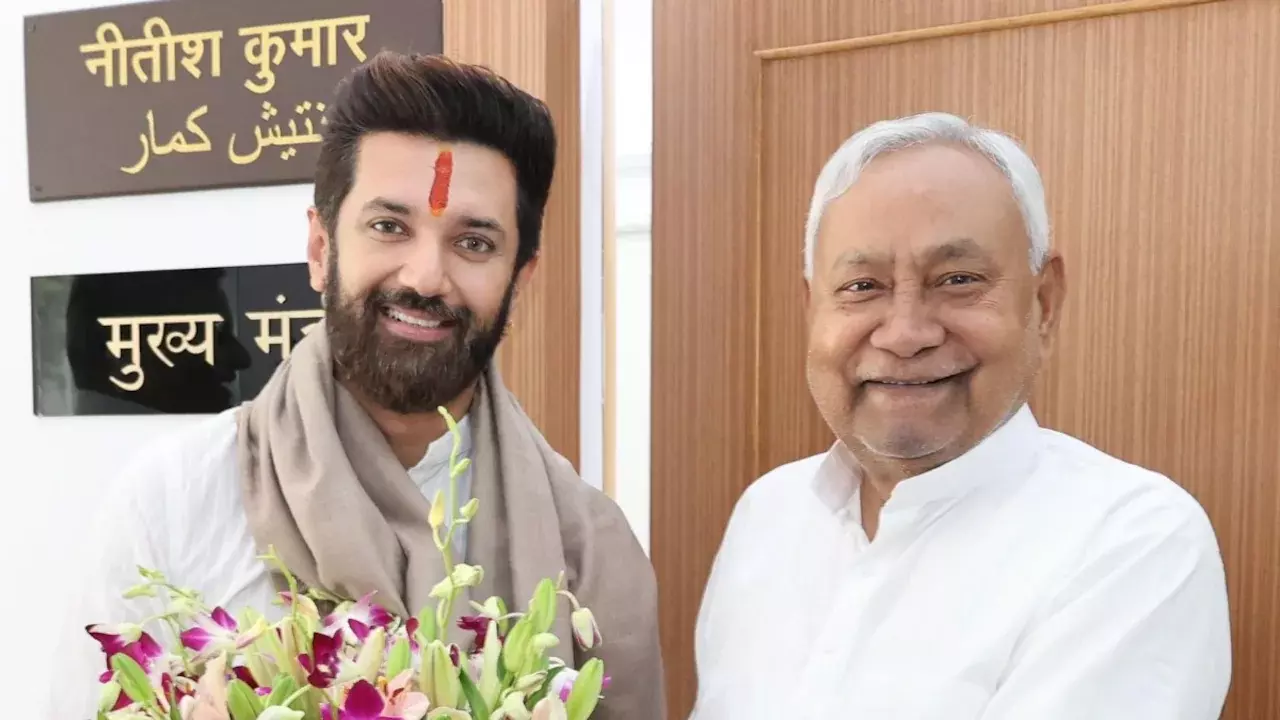 Patna: चिराग के भोज में नीतीश की मौजूदगी से राजनीतिक हलचल Patna: चिराग के भोज में नीतीश की मौजूदगी से राजनीतिक हलचल