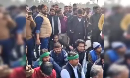 टोल प्लाजा पर अधिवक्ता की पिटाई, भड़के साथी, VIDEO