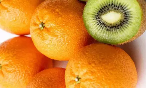 Vitamin C हम इसे कैसे प्राप्त कर सकते हैं संतरे या कीवी Vitamin C हम इसे कैसे प्राप्त कर सकते हैं संतरे या कीवी