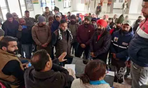 KATHUA: जसरोटिया ने जनता दरबार लगाया, लोगों की शिकायतें सुनीं KATHUA: जसरोटिया ने जनता दरबार लगाया, लोगों की शिकायतें सुनीं