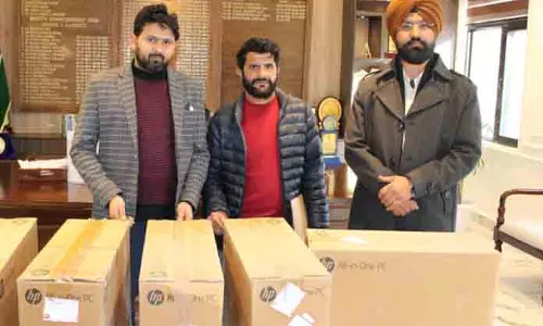 DC Doda ने डोडा के सरकारी स्कूलों को कंप्यूटर सौंपे DC Doda ने डोडा के सरकारी स्कूलों को कंप्यूटर सौंपे