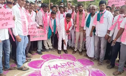 कांग्रेस के घोटालों के खिलाफ BRS का तीन सदस्यों के साथ विरोध प्रदर्शन कांग्रेस के घोटालों के खिलाफ BRS का तीन सदस्यों के साथ विरोध प्रदर्शन