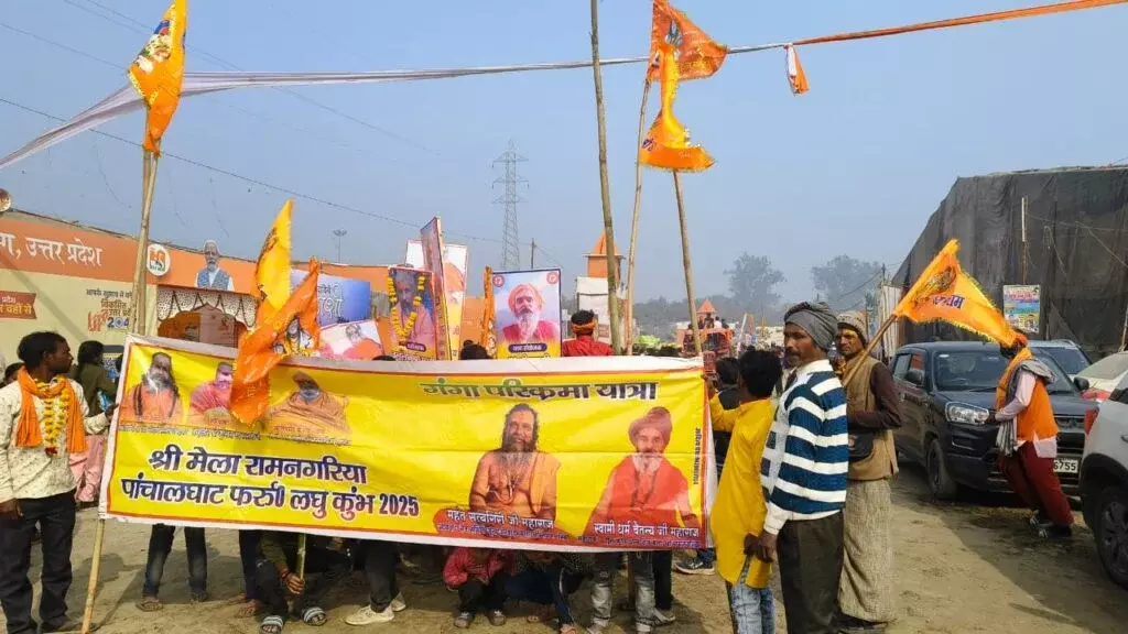 Farrukhabad: संत-महात्माओं की मौजूदगी में निकली शोभायात्रा