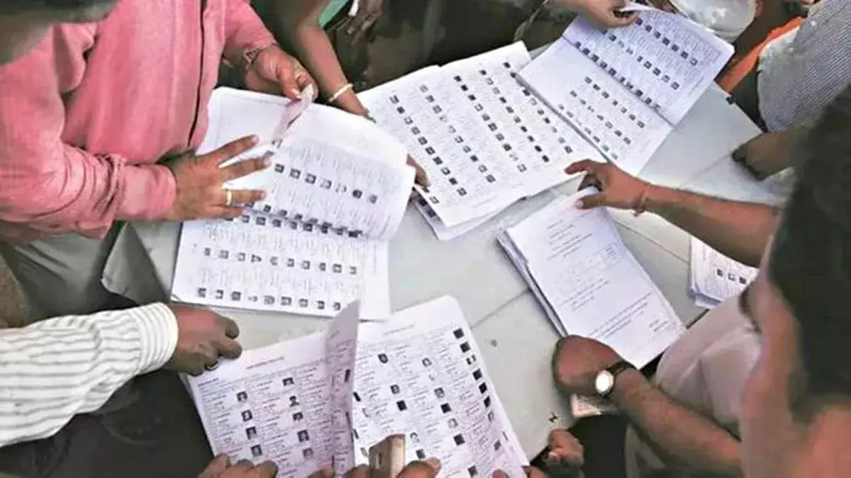 Mumbai: महाराष्ट्र में चुनावी माहौल, बीएमसी में रोमांचक टक्कर Mumbai: महाराष्ट्र में चुनावी माहौल, बीएमसी में रोमांचक टक्कर