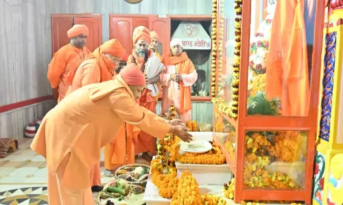 CM योगी आदित्यनाथ ने दी मकर संक्रांति की शुभकामनाएं, गुरु गोरखनाथ को चढ़ाई खिचड़ी