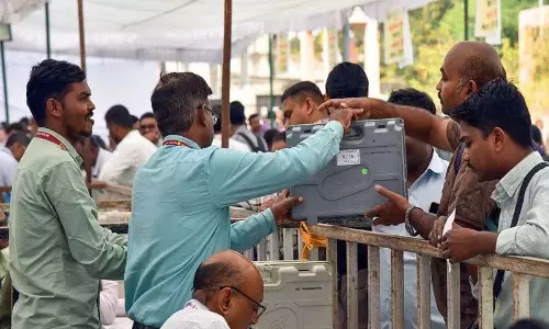 Maharashtra नगर निगम चुनाव.. वोटर्स ने उंगली पर स्याही की जगह मार्कर से निशान लगाया Maharashtra नगर निगम चुनाव.. वोटर्स ने उंगली पर स्याही की जगह मार्कर से निशान लगाया