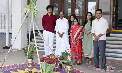 BRS प्रमुख KCR ने परिवार के साथ संक्रांति मनाई BRS प्रमुख KCR ने परिवार के साथ संक्रांति मनाई