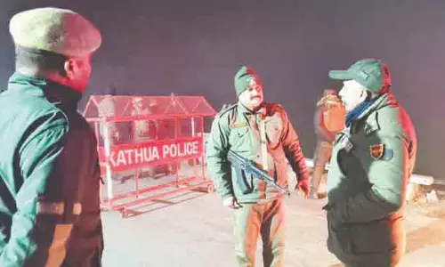 DIG JSK Range ने सांबा-कठुआ सीमा पर ऑपरेशनल तैयारियों की समीक्षा की DIG JSK Range ने सांबा-कठुआ सीमा पर ऑपरेशनल तैयारियों की समीक्षा की