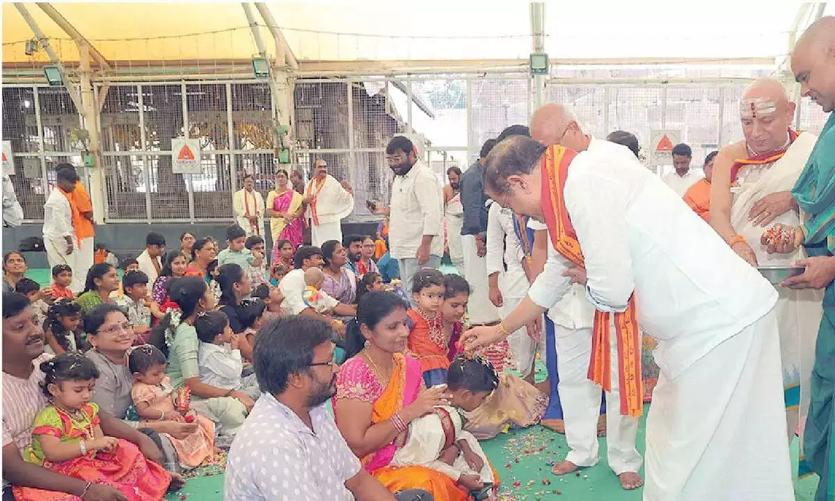 Andhra: संक्रांति ब्रह्मोत्सव पर पारंपरिक भोगी पंडलू उत्सव Andhra: संक्रांति ब्रह्मोत्सव पर पारंपरिक भोगी पंडलू उत्सव