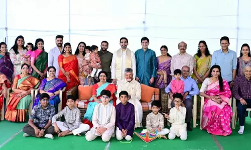 Nara Lokesh ने नरवरिपल्ले से दिल को छू लेने वाली फ़ैमिली फ़ोटो शेयर की Nara Lokesh ने नरवरिपल्ले से दिल को छू लेने वाली फ़ैमिली फ़ोटो शेयर की