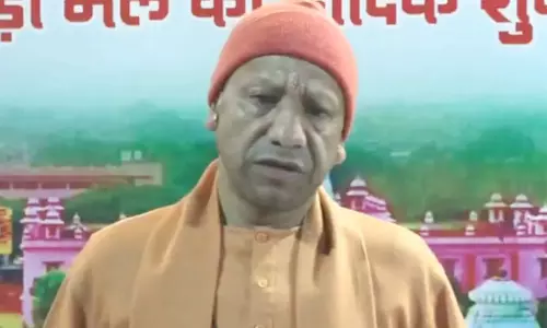 CM योगी आदित्यनाथ ने मकर संक्रांति पर गोरखनाथ मंदिर में खिचड़ी प्रसादम चढ़ाया