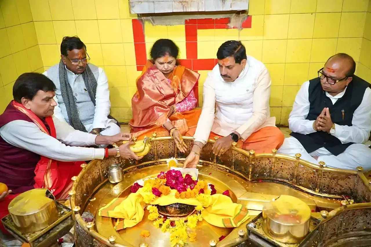 Ujjain: डॉ. यादव ने मंदिर दर्शन के दौरान श्रद्धालुओं से किया संवाद Ujjain: डॉ. यादव ने मंदिर दर्शन के दौरान श्रद्धालुओं से किया संवाद
