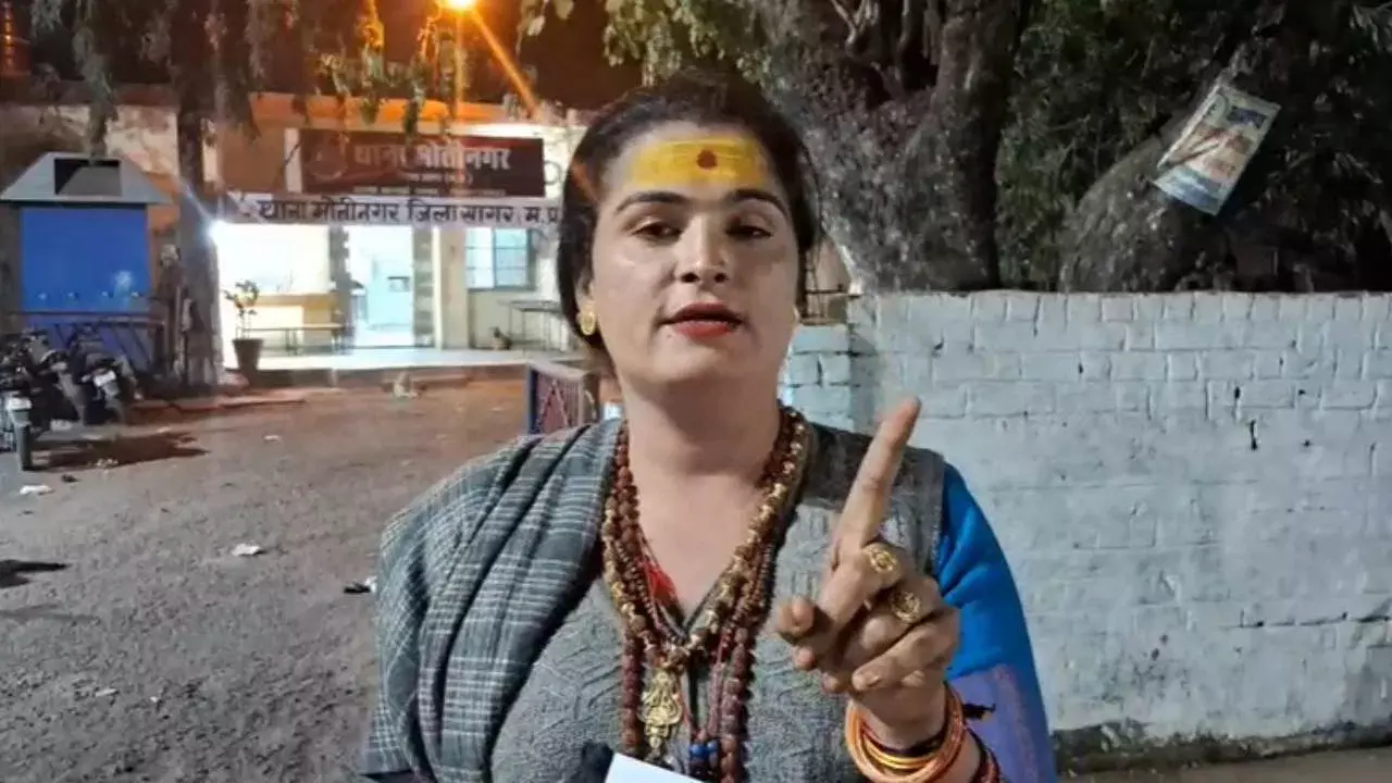 Sagar: सागर में किन्नर की मौत, ‘किन्नर रानी’ ने लगाए गंभीर आरोप Sagar: सागर में किन्नर की मौत, ‘किन्नर रानी’ ने लगाए गंभीर आरोप
