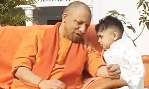 Gorakhpur: योगी ने बच्चे की बात पर मुस्कुराते हुए प्रतिक्रिया दी Gorakhpur: योगी ने बच्चे की बात पर मुस्कुराते हुए प्रतिक्रिया दी