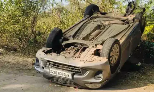 Ashoknagar में तेज रफ्तार कार पेड़ से टकराई, 70 फीट दूर जाकर पलट गई Ashoknagar में तेज रफ्तार कार पेड़ से टकराई, 70 फीट दूर जाकर पलट गई