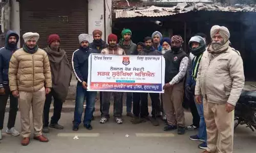 Gurdaspur police ने दोपहिया वाहन चालकों से यातायात नियमों का पालन करने की अपील की Gurdaspur police ने दोपहिया वाहन चालकों से यातायात नियमों का पालन करने की अपील की