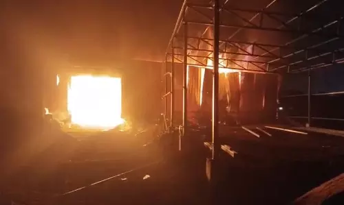 Raipur Breaking: लकड़ी से भरे गोदाम में अचानक लगी आग, देखें VIDEO... Raipur Breaking: लकड़ी से भरे गोदाम में अचानक लगी आग, देखें VIDEO...