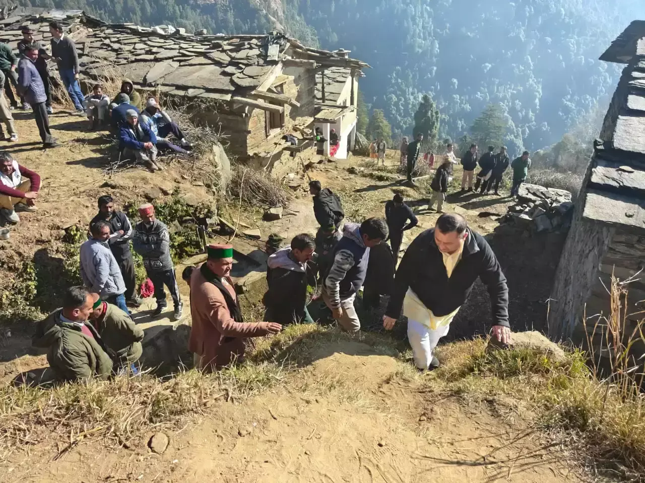 Nahan: विधायक ने पीड़ित परिवारों से मुलाकात कर संवेदना व्यक्त की
