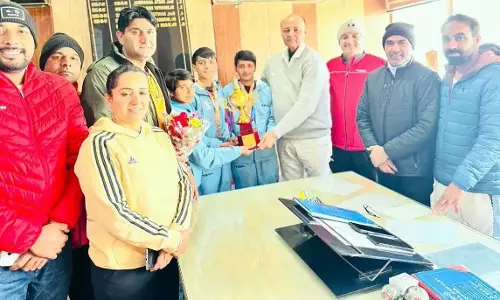 Hisar: हरियाणा टीम ने जिला मौलिक शिक्षा अधिकारी कार्यालय को ट्रॉफी भेंट की Hisar: हरियाणा टीम ने जिला मौलिक शिक्षा अधिकारी कार्यालय को ट्रॉफी भेंट की