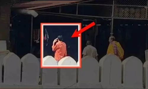 Puri श्रीमंदिर: मोबाइल फ़ोन इस्तेमाल का मामला, वीडियो वायरल Puri श्रीमंदिर: मोबाइल फ़ोन इस्तेमाल का मामला, वीडियो वायरल