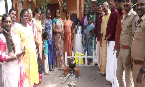 Chennai: केके नगर पुलिस स्टेशन के बाहर परिवारों के साथ पोंगल का त्योहार मनाया गया