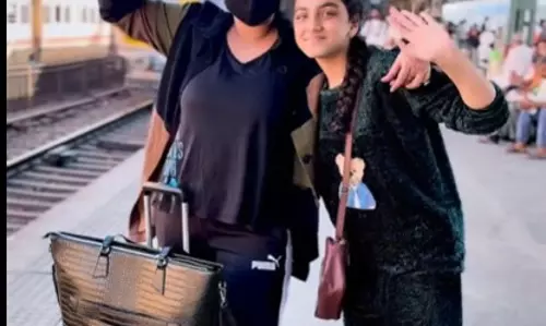 रेलिया बैरन गाने पर रानी चटर्जी ने बिखेरा जलवा, परिवार संग ट्रेन के सफर पर निकलीं भोजपुरी क्वीन रेलिया बैरन गाने पर रानी चटर्जी ने बिखेरा जलवा, परिवार संग ट्रेन के सफर पर निकलीं भोजपुरी क्वीन